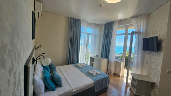 Делюкс с витражным окном и видом на море — фото 1