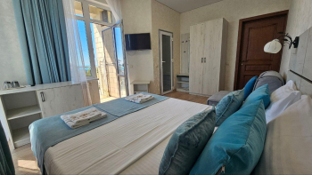 Делюкс с витражным окном и видом на море — фото 2