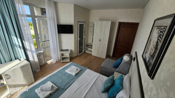 Делюкс с витражным окном и видом на море — фото 9