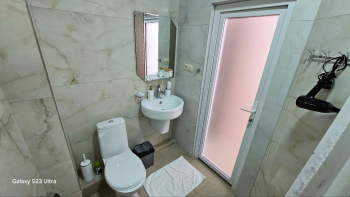 Делюкс с витражным окном и видом на море — фото 12