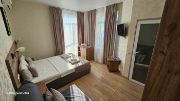 Делюкс с витражным окном и видом на море — фото 6