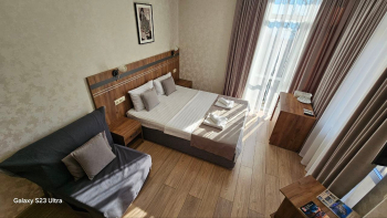 Делюкс с витражным окном и видом на море — фото 4