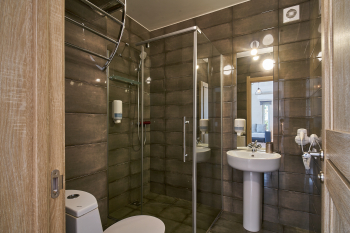 Вилла с террасой и видом на озеро — фото 13