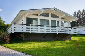 Вилла с террасой и видом на озеро — фото 1