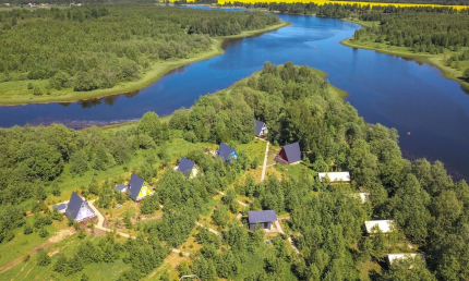 А у реки — фото