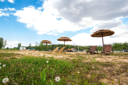 Шезлонги на общей территории — фото 1