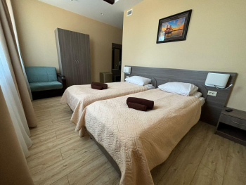 Двухместный номер с раздельными кроватями и дополнительным местом — фото 1