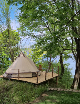 Уединённый шатёр с видом на озеро — фото 1