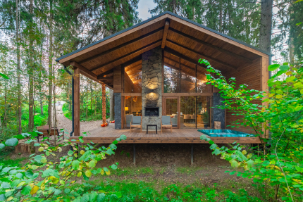 Шале с камином и джакузи в лесу  — фото