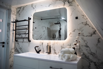 ЧЕРНОЕ БЕЛОЕ – Дом с теплой купелью — фото 9