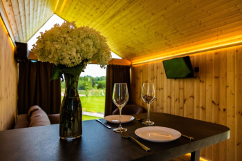 Фридом Барн с диваном и купелью — фото 7