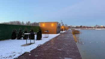 Дом на набережной с одной большой кроватью — фото 6