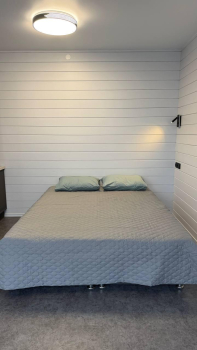 Дом на набережной с одной большой кроватью — фото 3