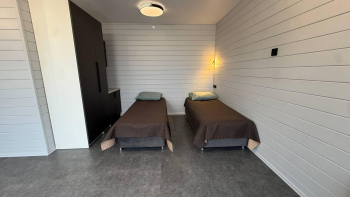 Дом на набережной с двумя односпальными кроватями  — фото 5