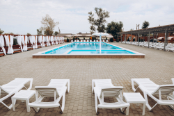 Шезлонги на общей территории — фото 2