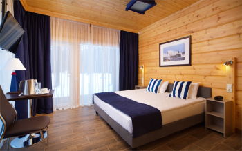 Стандартный номер с ПАНОРАМНЫМ ВИДОМ И БОЛЬШИМ БАЛКОНОМ 23 кв.м. — фото 2