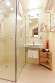 Стандартный номер с ПАНОРАМНЫМ ВИДОМ И БОЛЬШИМ БАЛКОНОМ 23 кв.м. — фото 3