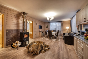 Большой дом с камином и кухней — фото 7