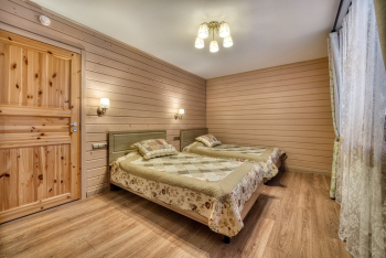 Большой дом с камином и кухней — фото 15