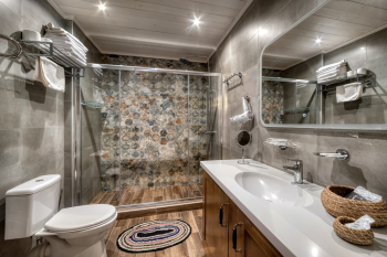 Большой дом с камином и кухней — фото 18