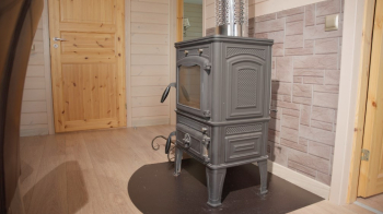 Большой дом с камином и кухней — фото 11