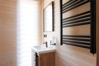 Однокомнатный домик с панорамными окнами и террасой — фото 5