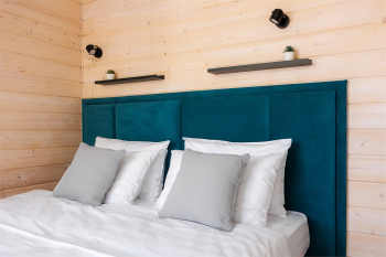 Однокомнатный домик с панорамными окнами и террасой — фото 7