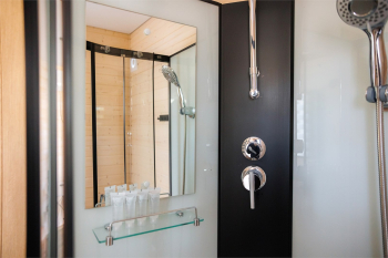 Однокомнатный домик с панорамными окнами и террасой — фото 8