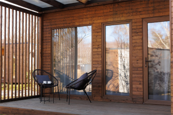 Однокомнатный домик с панорамными окнами и террасой — фото 1