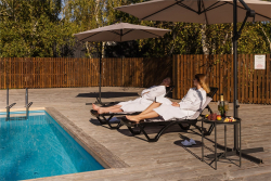 Шезлонги на общей территории — фото 1