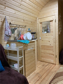 Арочный домик на краю леса с торцевым входом — фото 12