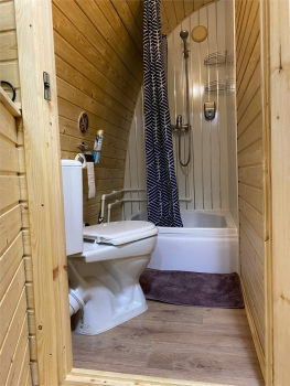 Арочный домик на краю леса с торцевым входом — фото 13