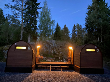 Арочный домик на краю леса с центральным входом — фото 8