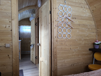 Арочный домик на краю леса с центральным входом — фото 13