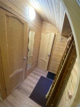 Арочный домик на краю леса с центральным входом — фото 14