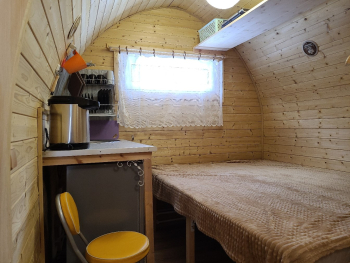 Арочный домик на краю леса с центральным входом — фото 15