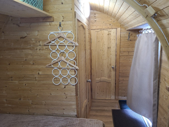 Арочный домик на краю леса с центральным входом — фото 16