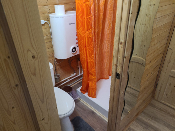 Арочный домик на краю леса с центральным входом — фото 17