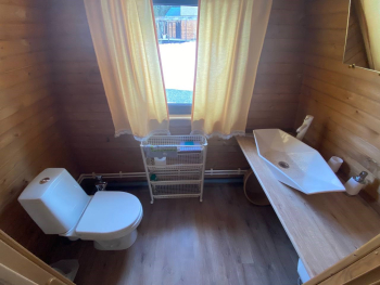 Арочный домик на краю леса без душа — фото 13