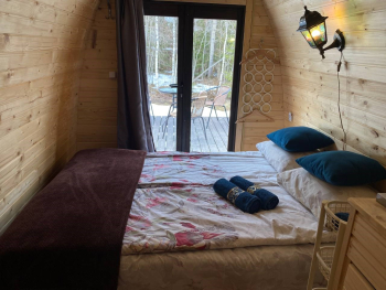 Арочный домик на краю леса с торцевым входом — фото 9