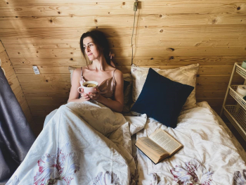 Арочный домик на краю леса с торцевым входом — фото 10