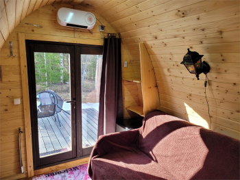 Арочный домик на краю леса с торцевым входом — фото 5