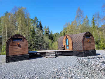 Арочный домик на краю леса с центральным входом — фото 4