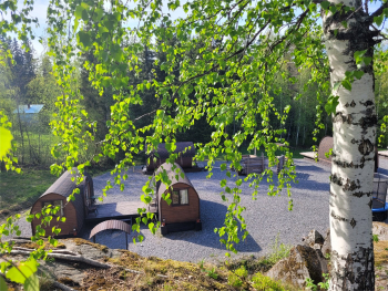 Арочный домик на краю леса с центральным входом — фото 6