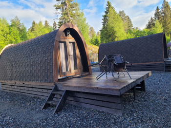 Арочный домик на краю леса с торцевым входом — фото 1