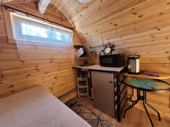 Арочный домик на краю леса с центральным входом — фото 11