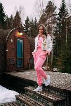 Арочный домик на краю леса с центральным входом — фото 5