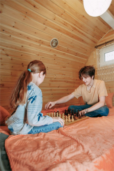 Арочный домик на краю леса с центральным входом — фото 12