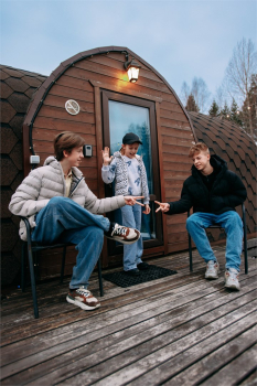 Арочный домик на краю леса с центральным входом — фото 3