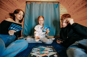 Арочный домик на краю леса с центральным входом — фото 9